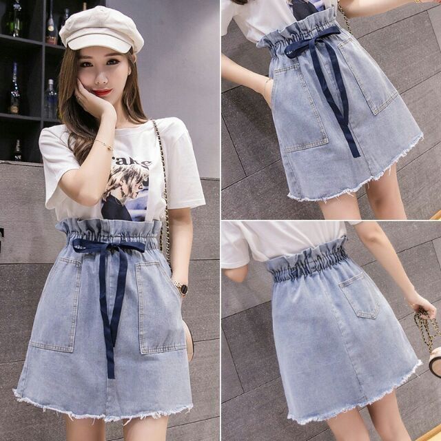 Chân váy jeans chữ A lưng cao dễ thương.
