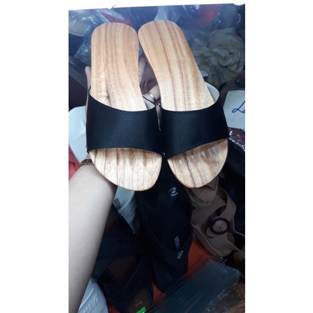 Guốc gỗ mộc