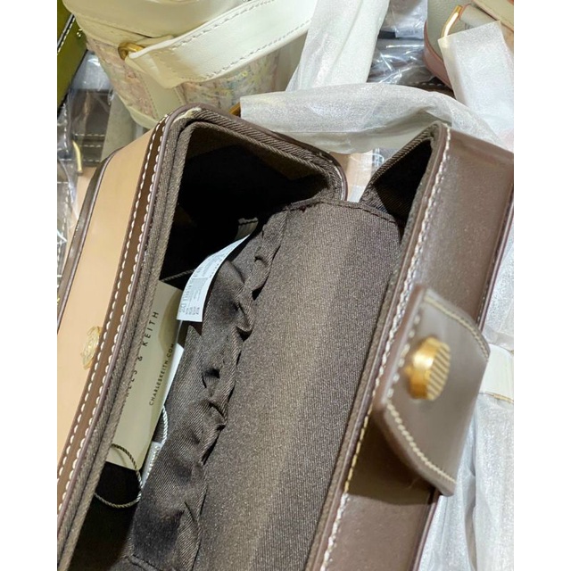 Túi đeo chéo Charles & Kieth