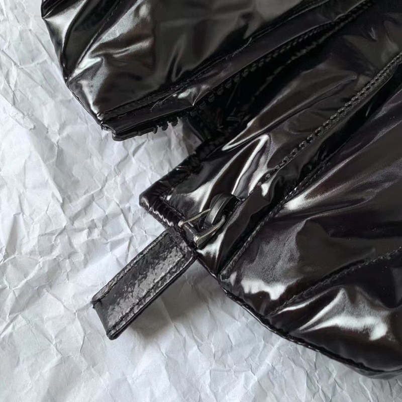 Áo khoác phao dáng croptop màu đen bóng thời trang thương hiệu Prada cao cấp