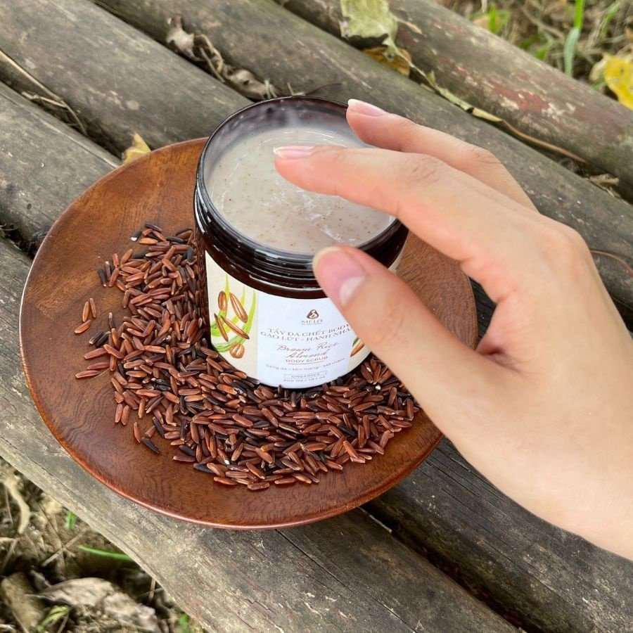 Tẩy Da Chết Body Gạo Lứt Hạnh Nhân Mela Làm Sạch Trắng Sáng Làn Da Brown Rice Almond Body Scrub 250g - Khongcoson