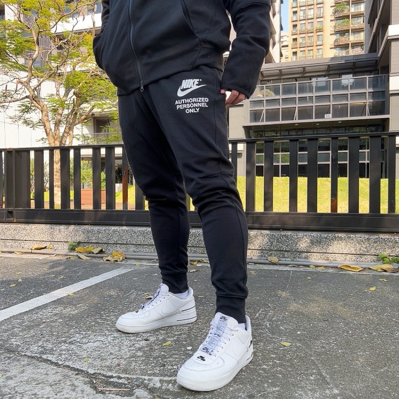 QUẦN DÀI NAM SPORTSWEAR MEN'S GRAPHIC FLEECE JOGGERS - ĐEN