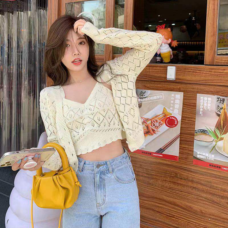 Set 2 món gồm áo khoác dệt tay dài ngắn khoét lỗ mỏng nhẹ nhàng và áo hai dây cho bạn nữ