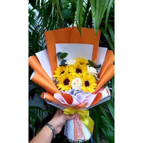 Bó hoa hướng dương phối hoa hồng sáp