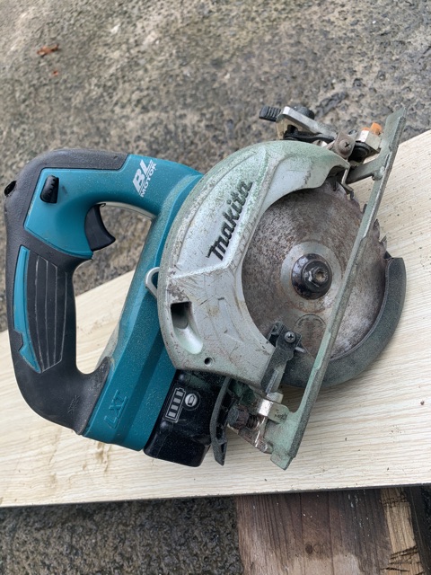 Cắt gỗ, gạch makita hs471d