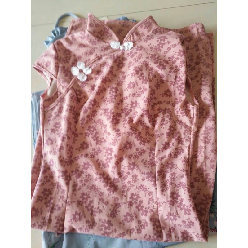 Sườn xám hồng xẻ tà hoa nhí