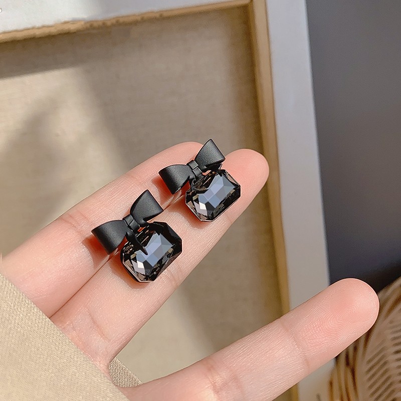 Bông tai pha lê nơ đen kiểu dáng nhỏ nhắn đơn giản thiết kế cao cấp