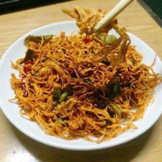 Lợn khô cháy tỏi, gà khô lá chanh