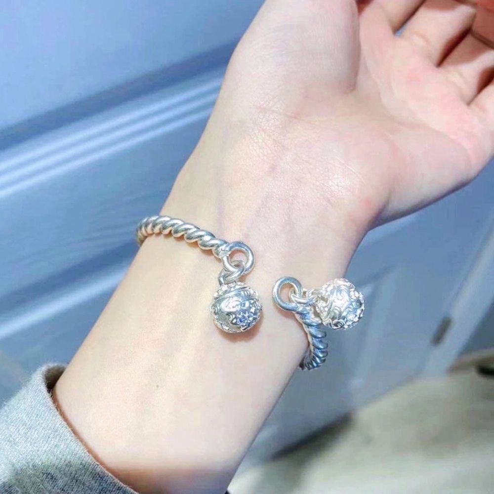 Vòng Tay Hở Thiết Kế Dạng Xoắn Có Chuông Điều Chỉnh Được Phong Cách Hàn Quốc Sang Trọng Cho Nữ