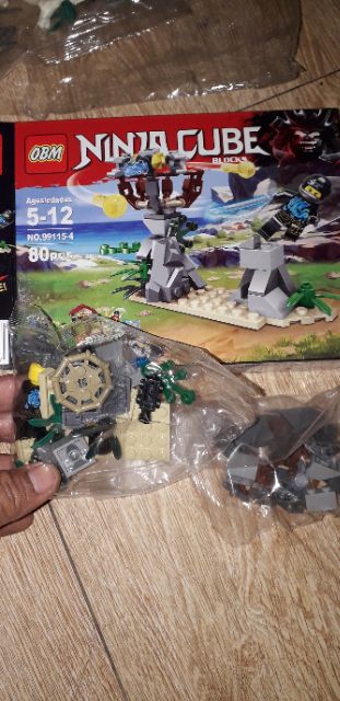 Lắp ráp 1 hộp LegoNinja Cube 99115 có nhiều chi tiết bằng nhựa ABS