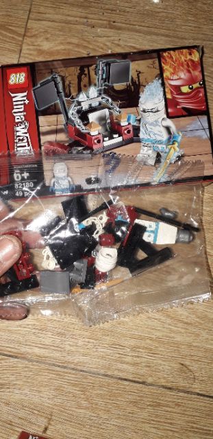 Lắp ráp 1 hộp LegoNinjaWord 82180 có nhiều chi tiết bằng nhựa ABS