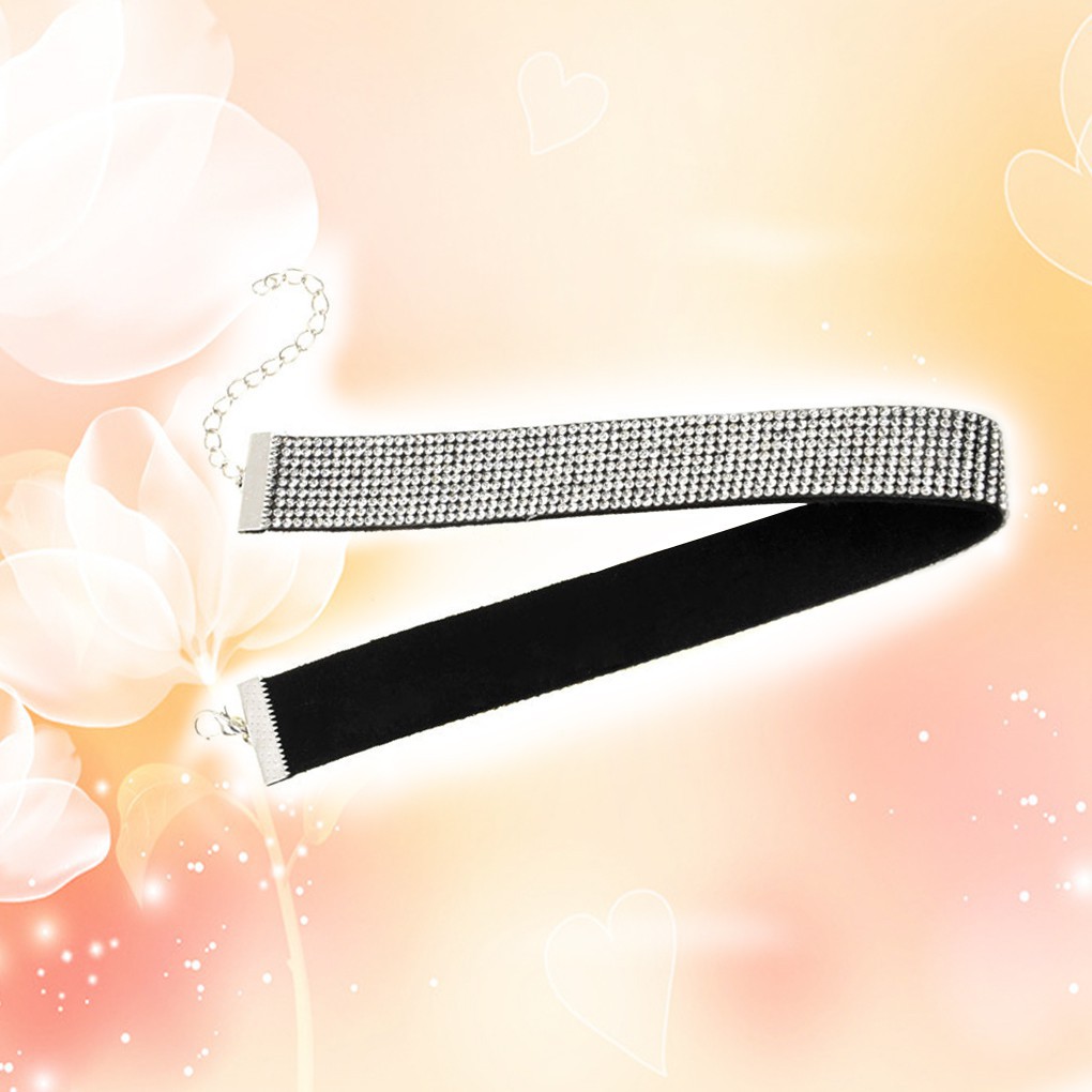 Vòng cổ nhung đen đính hạt cực nổi bật