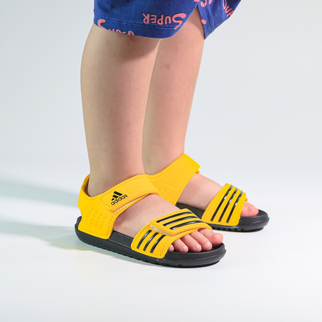 Dép sandal adidas cho bé màu vàng