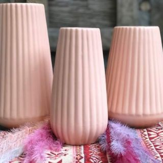 Bình hoa gốm sứ gân kẻ dọc 2 màu đen và hồng