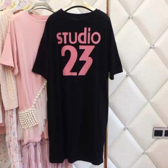 Váy thun suông dáng dài cộc tay in chữ studio 23 phom rộng 2 màu