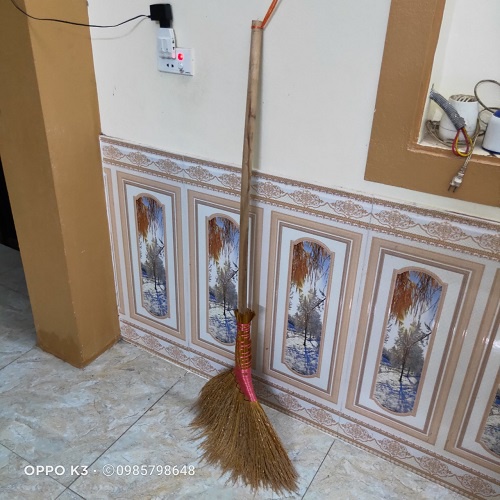 Chổi rơm quét nhà cán gỗ dài 140 cm
