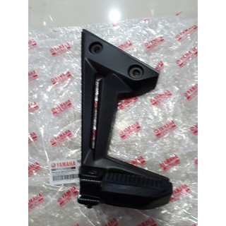 gác chân sau bên trái Exciter 2011 đen nhám Yamaha