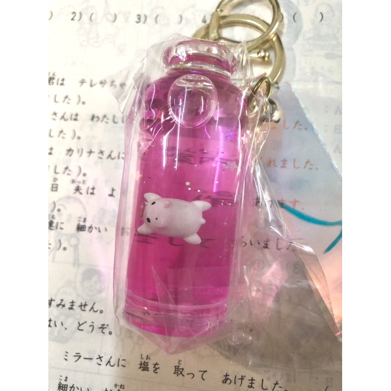 Móc khoá con heo trong bình sữa hàng hiếm