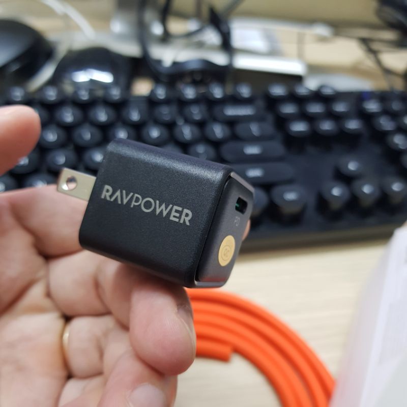 Bộ sạc nhanh không dây từ tính RAVpower USB C