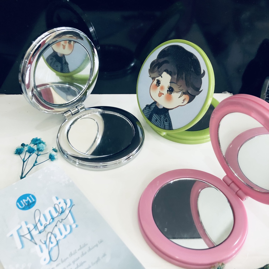 10 Phôi Gương hộp 5.8cm màu Xanh hoặc màu hồng. Đóng bằng máy đóng Huy hiệu. In 2 mặt.