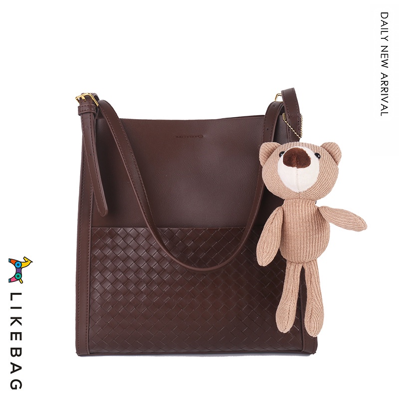 Túi đeo vai thời trang LIKEBAG vân chìm kèm móc gấu 225DJ0596 - LIBAGI