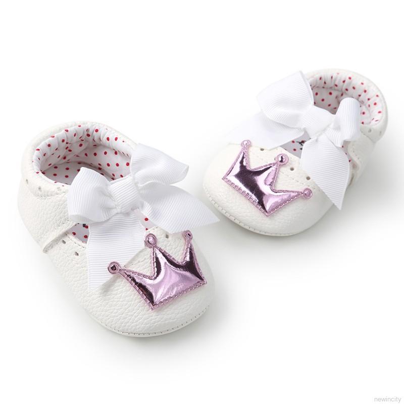 Giày chống trượt hình vương miện công chúa cho bé gái