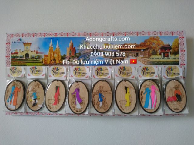 Vỉ 8 móc khóa oval gỗ hình ảnh cô gái áo dài nét đặc trưng Việt Nam