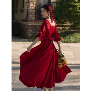 Trang phục nữ màu đỏ nhỏ Hepburn phong cách mẫu mới thu đông pháp cổ vuông phong cách cổ áo phong cách cổ điển, váy dài 