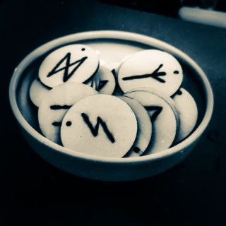 Bộ runes khắc tay lên gỗ