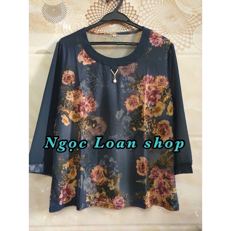 Áo thun hoa trung niên .