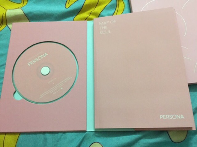 BTS Persona có photocard và postcard