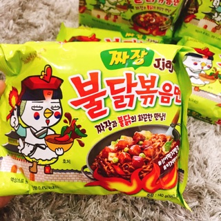 Mì gà cay sốt tương đen Samyang 140g