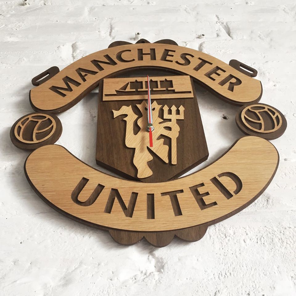Đồng hồ câu lạc bộ bóng đá _ FC Manchester United Đồng hồ treo tường gỗ điêu khắc logo đội bóng yêu thích Trenddecor