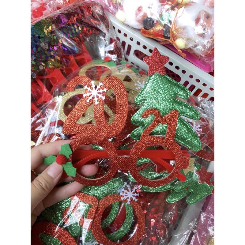 Kính mắt và bờm noen cho bé