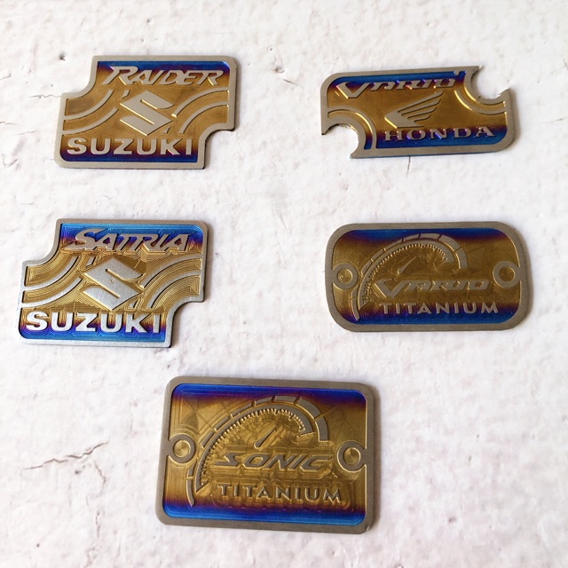 Ốp nắp dầu titan