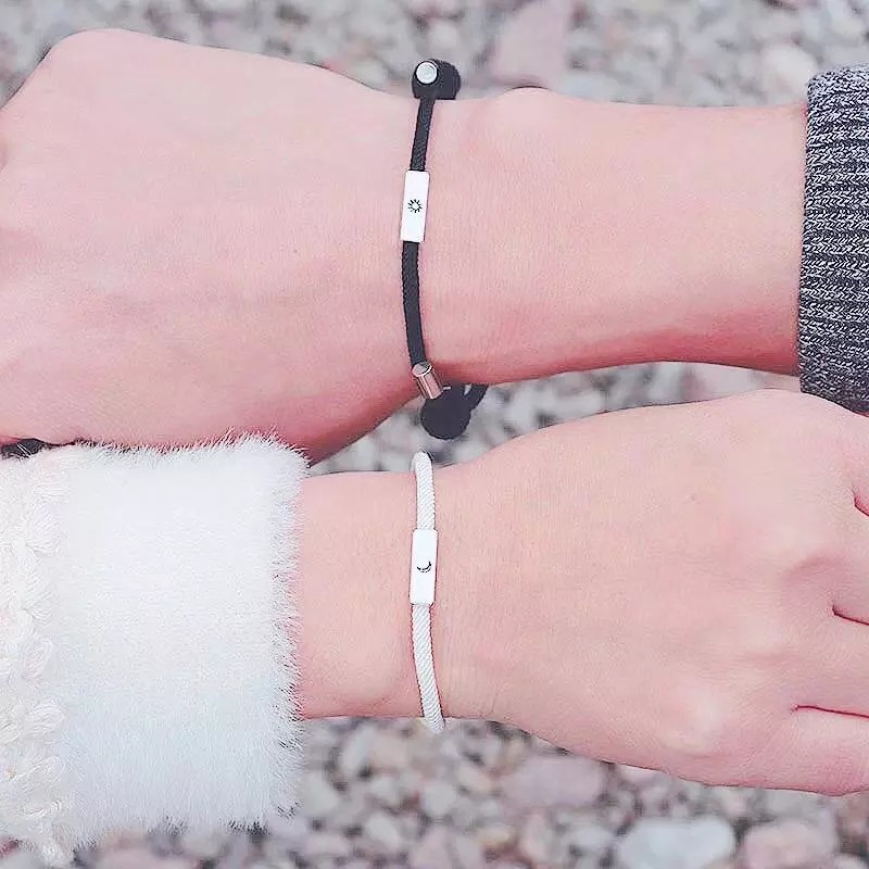 Set 2 Vòng Tay Dây Bện Màu Đỏ Đen Khóa Nam Châm Khắc Hình Mặt Trời Và Mặt Trăng