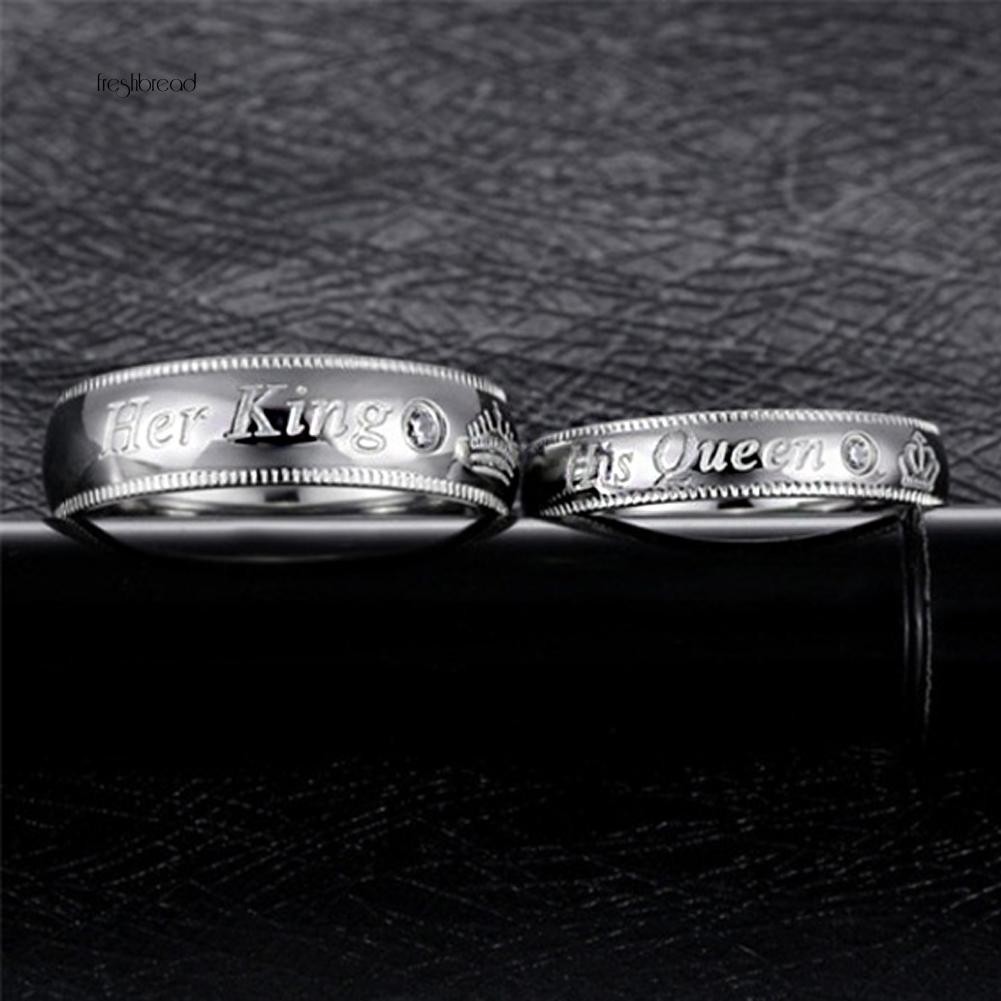 Nhẫn đeo tay có khắc chữ Her King và His Queen cho các cặp đôi