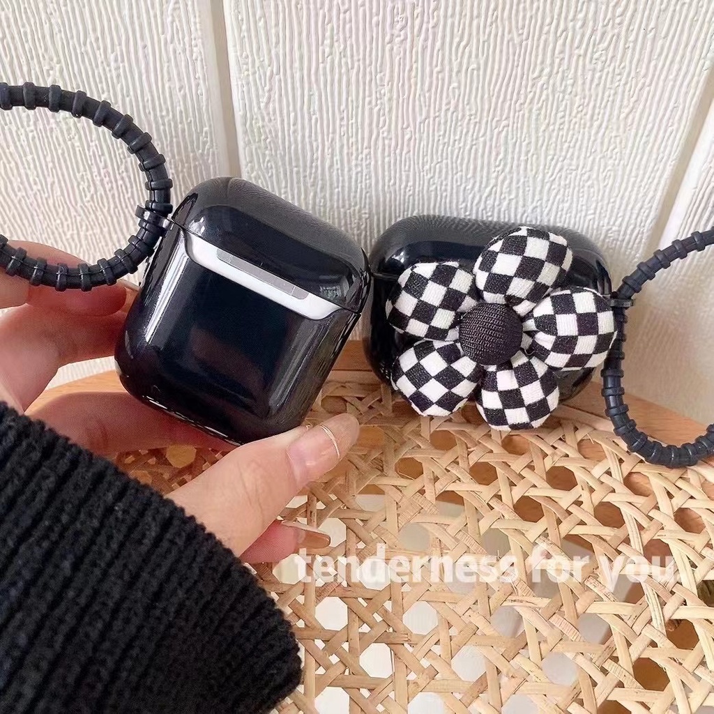 Vỏ hộp sạc tai nghe Airpods 1/2 pro in họa tiết caro màu đen hoạt hình
