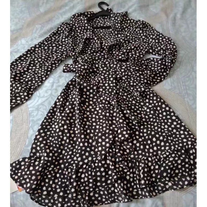 Váy dài tay hoa nhí màu đen cổ V thắt eo xòe ngắn kiểu Pháp mùa thu nhẹ nhàng