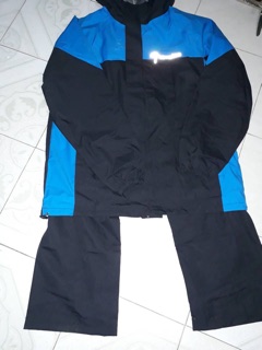 Bộ quần áo mưa 2 lớp.