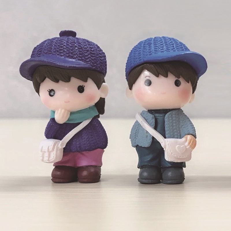 Mô Hình Tiểu Cảnh Trang Trí Ô Tô Bàn Làm Việc Cặp Đôi Học Sinh Đội Mũ Len Dễ Thương - Phụ Kiện Decor Xe Hơi Hitechlife