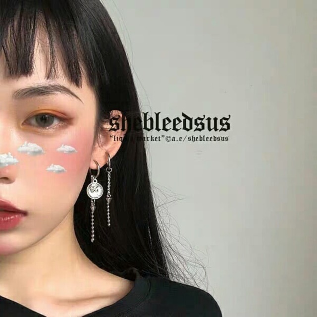 Khuyên tai mặt nữ hoàng