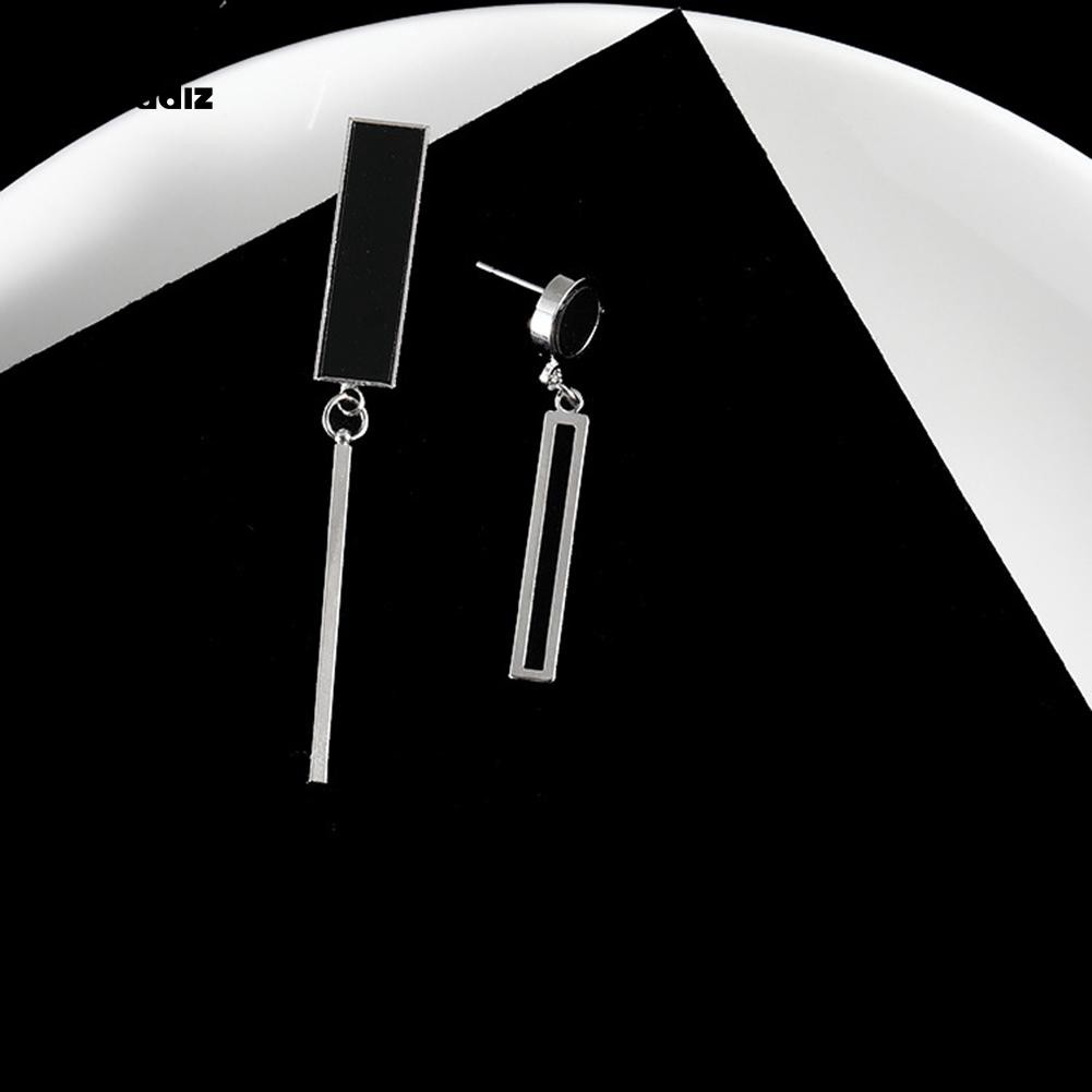 Hoa tai kim loại hình tròn thiết kế không đối xứng độc đáo