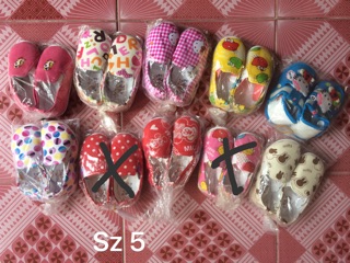 Giày slip on bé gái