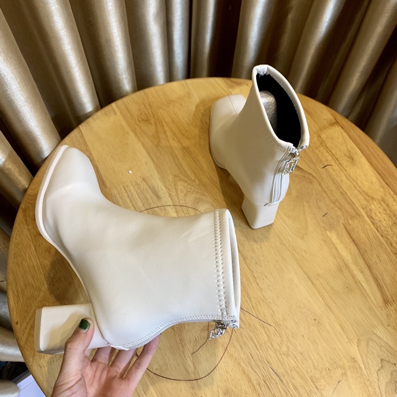 Giày boots nữ cao cổ, gót vuông cao 7cm, chất da mềm mịn, bên trong lót lông ấm áp, có khóa kéo, form tôn dáng cực đẹp