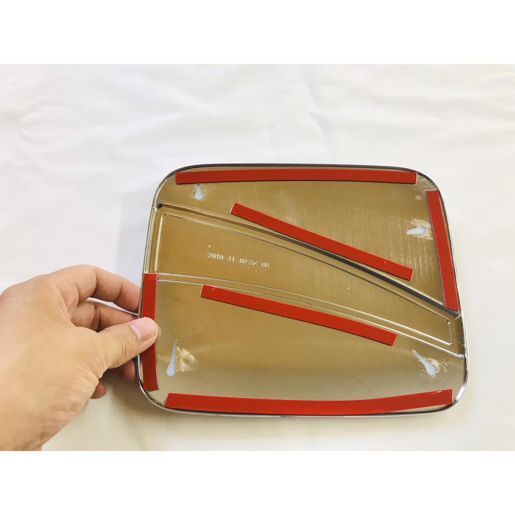 Ốp nắp xăng xe Suzuki Ertiga 2019- 2020- 2021 mẫu tổ ong