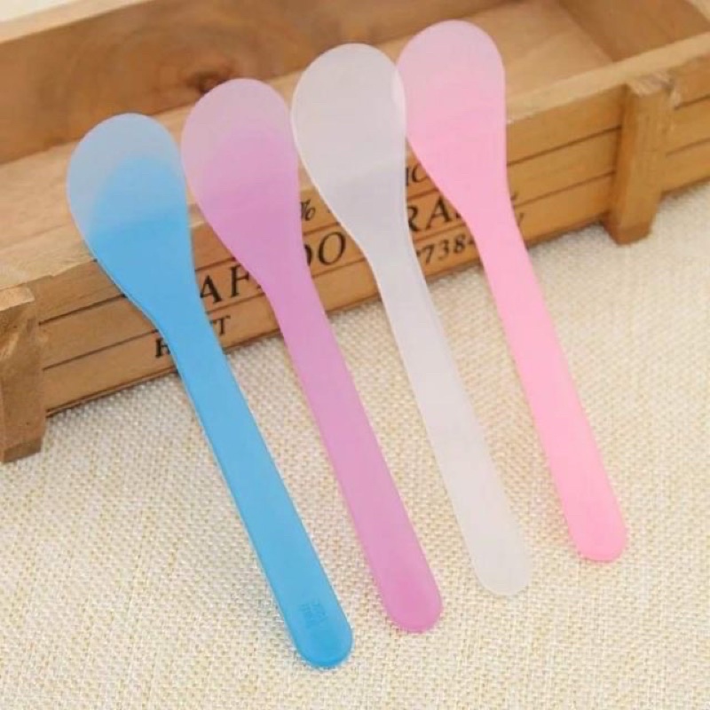Que nhựa dùng để trộn/đắp mặt nạ