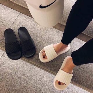 Dép bánh mì màu đen