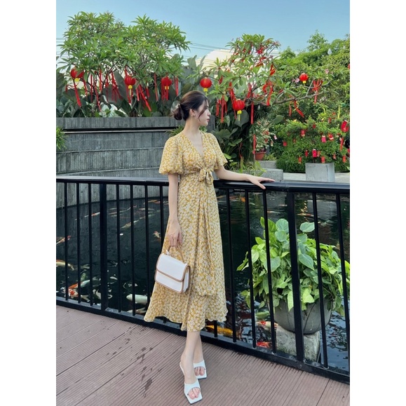 VÁY HOA VÀNG CỘT NƠ NGỰC CỔ V
