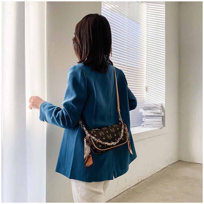 Túi đeo chéo viền nâu dây xích kèm khăn 915